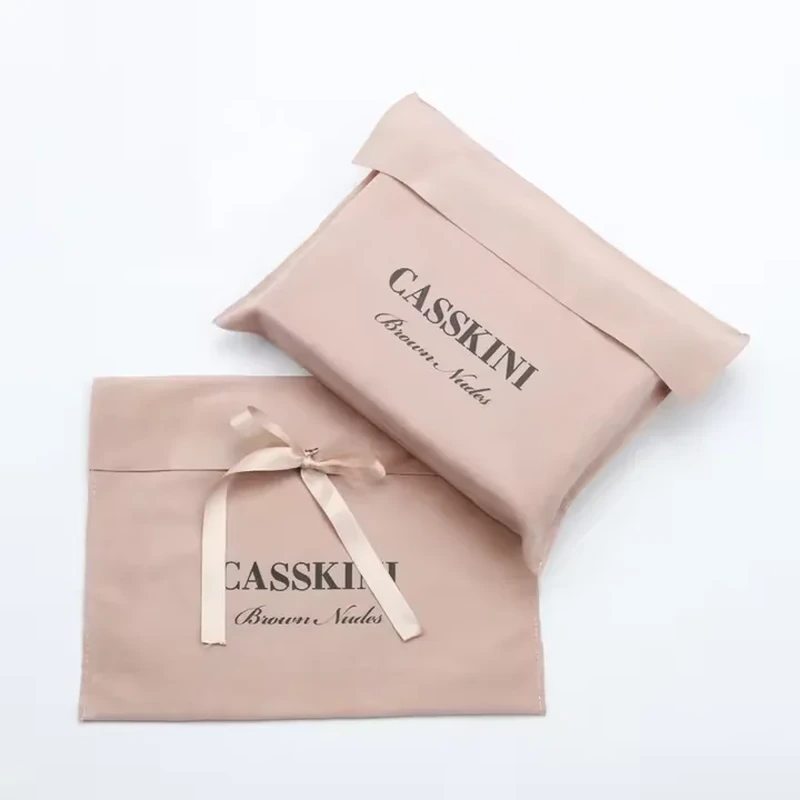 A narrow front band and small central ribbon frame this flat jewelry envelope